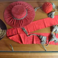 Czerwony kapelusz kardynalski - blaszany, obszyty aksamitem